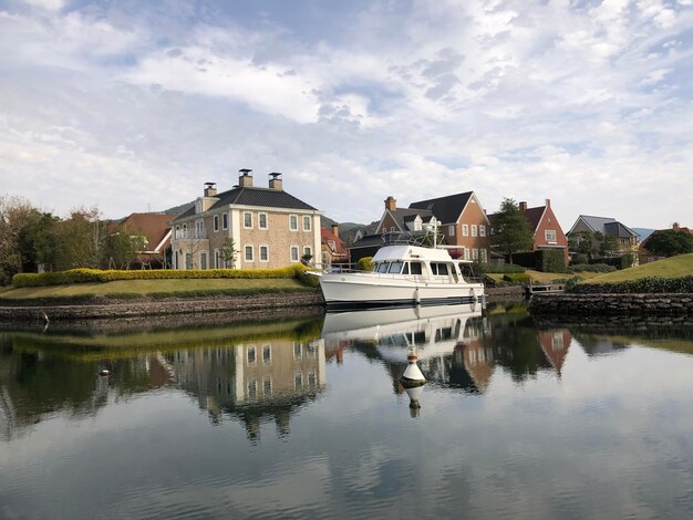 Foto reflectie van gebouwen op het meer tegen de lucht