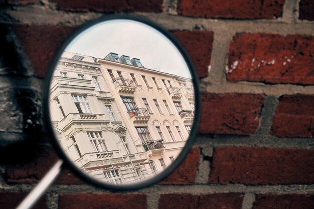 Foto reflectie van het gebouw in de zijspiegel