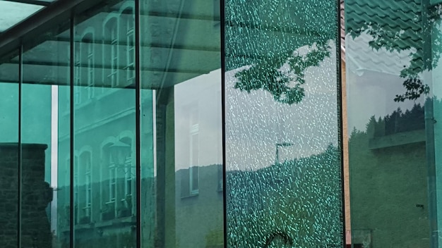 Reflectie van het gebouw op het glazen raam