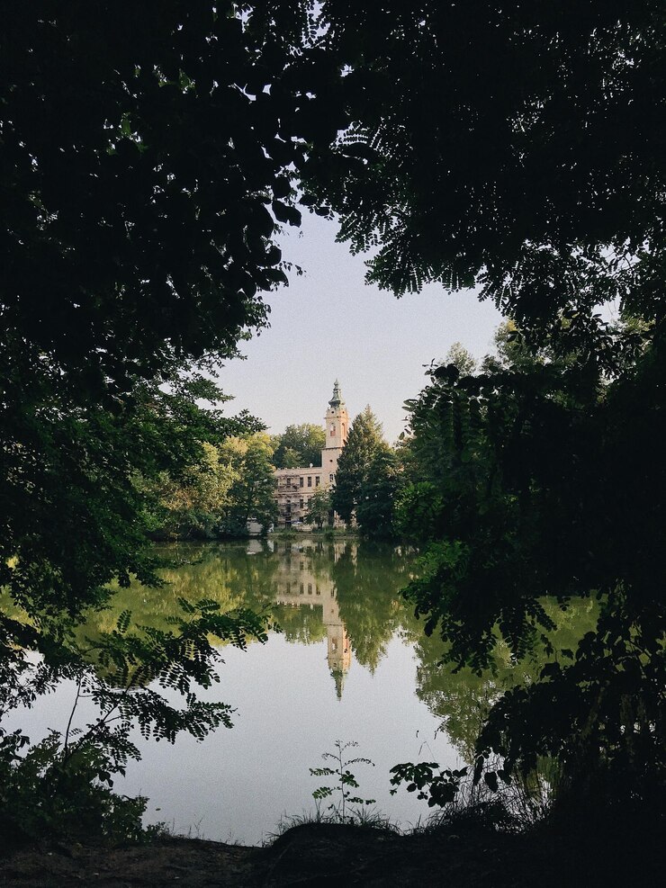 Foto reflectie van het kasteel op het meer tegen de lucht