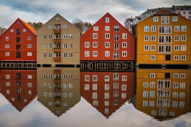 Foto reflectie van huizen in de stad tegen de lucht