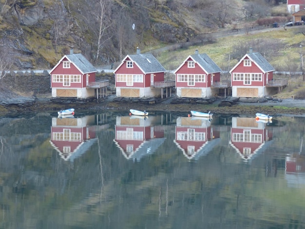 Foto reflectie van huizen in het water