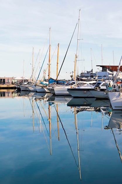 Reflectie van jachten op zee