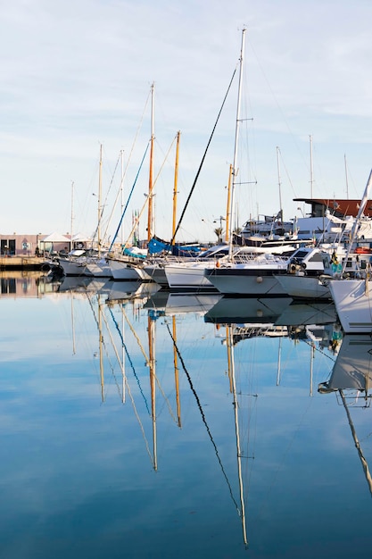 Foto reflectie van jachten op zee