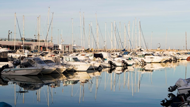 Reflectie van jachten op zee