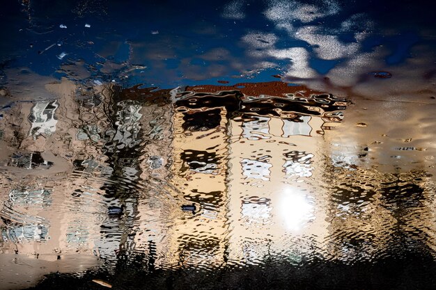 Reflectie van oud gebouw in de plas tijdens het regenseizoen