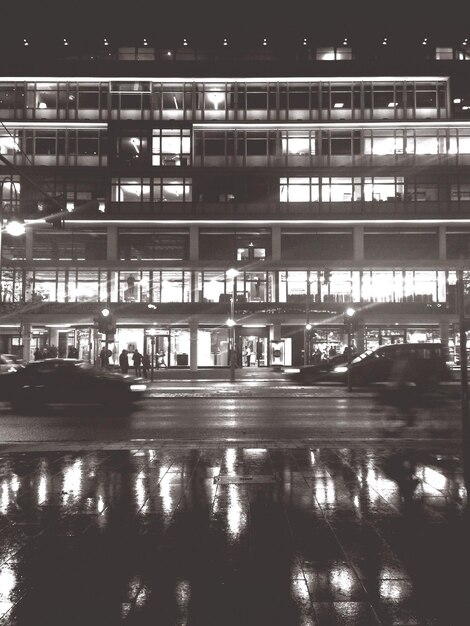 Foto reflectie van verlichte gebouwen in de stad 's nachts