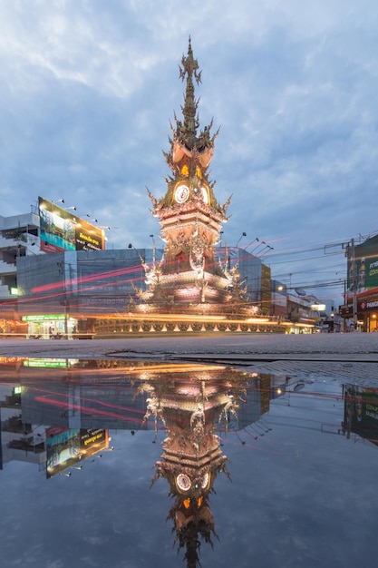 Foto reflectie van verlichte gebouwen in water