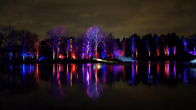 Foto reflectie van verlichte gebouwen in water