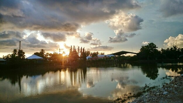 Foto reflectie van wolken in een rustig meer