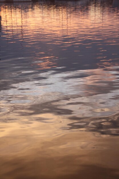 Foto reflectie van wolken in het water