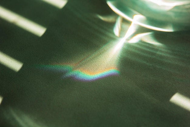 Reflectie van zonlicht door een glas water op een witte tafel het spel van licht en schaduw bovenaanzicht Sjabloon lay-out achtergrond textuur macro