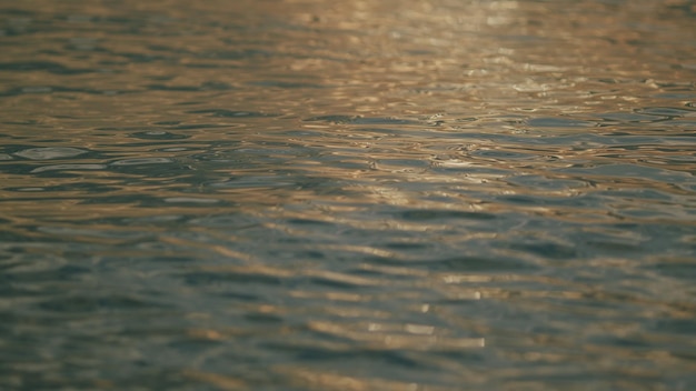 Reflectie van zonlicht over zee of oceaan abstracte gladde glinsterende zon schittering op water