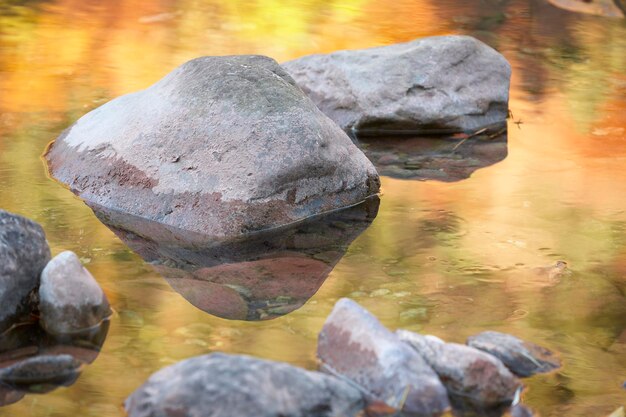 Reflecties in het water in de vallei van Hecho