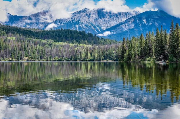 Reflecties op Pyramid Lake in Jasper National Park met kano's op de achtergrond