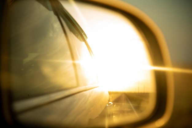 Foto reflecties van de zon in de achteruitkijkspiegel van de auto journey road