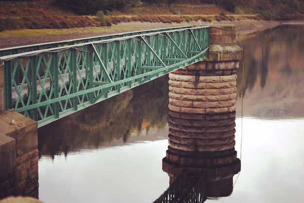 Foto il riflesso del ponte sul fiume contro il cielo