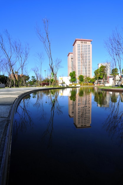 Foto il riflesso dell'edificio nel lago contro il cielo blu