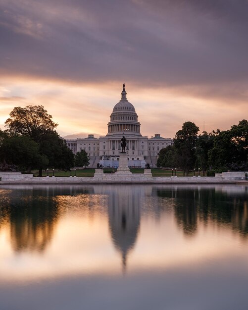 Photo reflection of building in lake at sunset