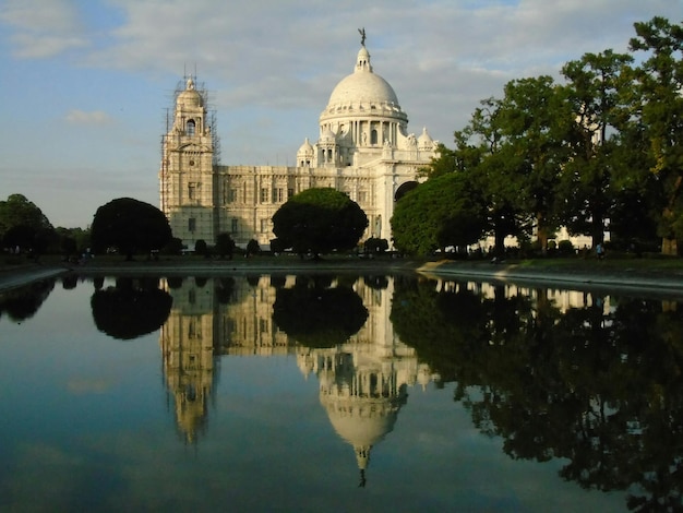 Foto riflessione dell'edificio nel fiume