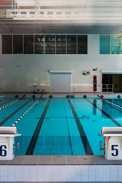 Foto riflessione dell'edificio sulla piscina