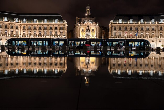 Foto riflessione dell'edificio nell'acqua di notte