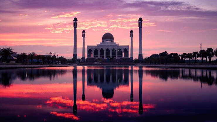 Photo reflection of building in water at sunset
