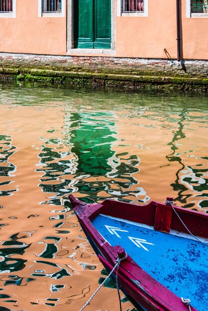 Foto riflessione dell'edificio sull'acqua