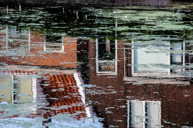 Foto riflessione dell'edificio nell'acqua