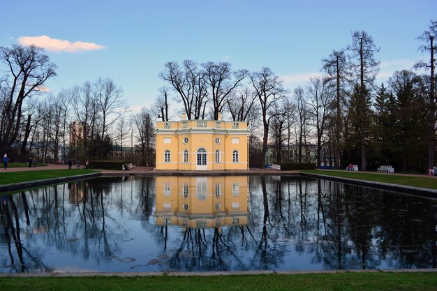 Foto riflessione dell'edificio nell'acqua