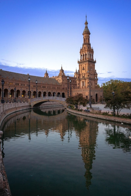 Foto riflessione dell'edificio nell'acqua