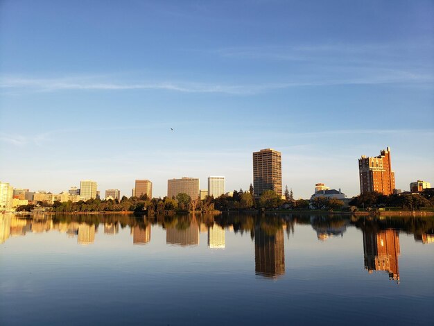 Photo reflection of buildings in city against sky