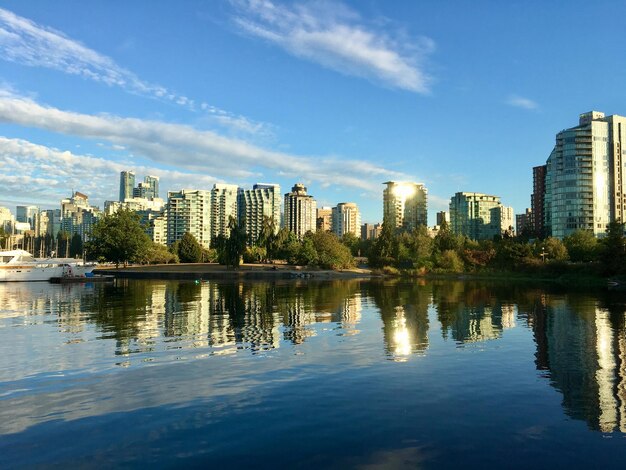 Photo reflection of buildings in city against sky