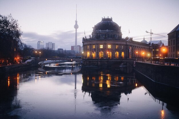 Photo reflection of buildings in city at dusk