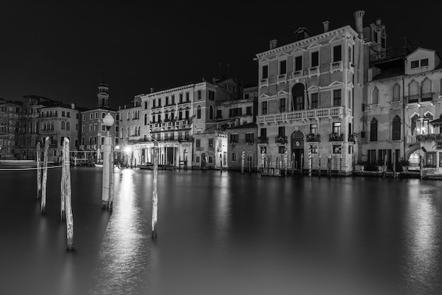 Photo reflection of buildings in city at night