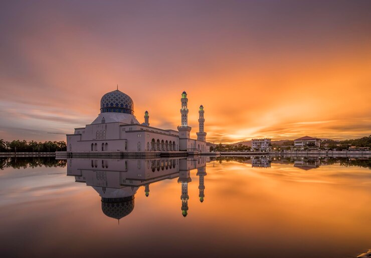Photo reflection of buildings in city at sunset
