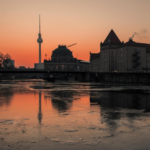 Photo reflection of buildings in city at sunset