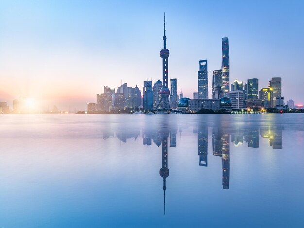 Photo reflection of buildings in city at waterfront