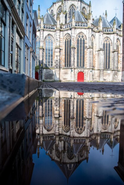 Foto riflessione degli edifici in città