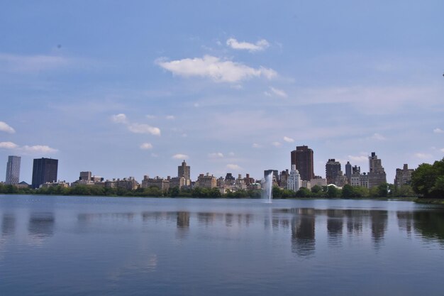 Photo reflection of buildings in lake