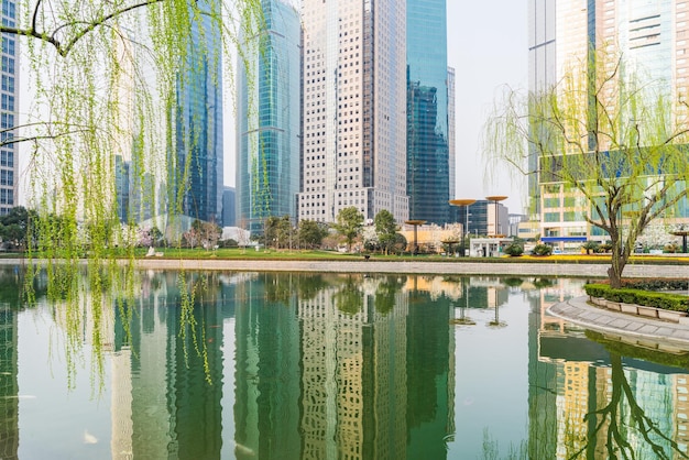 Foto riflessione degli edifici nel lago