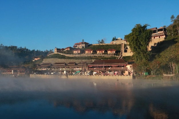 Foto riflesso degli edifici nel lago