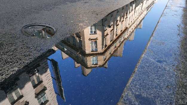 Foto riflesso degli edifici nella pozzanghera