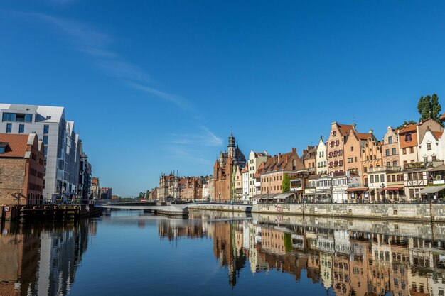 Foto il riflesso degli edifici nel fiume contro il cielo blu