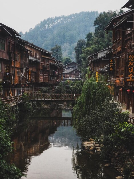 Foto riflessione degli edifici nel fiume