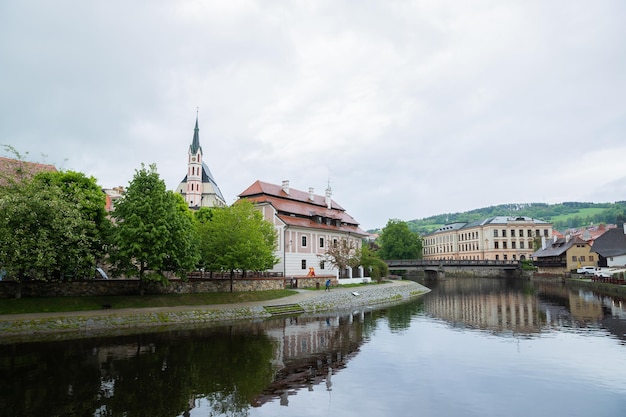 Foto riflessione degli edifici nell'acqua