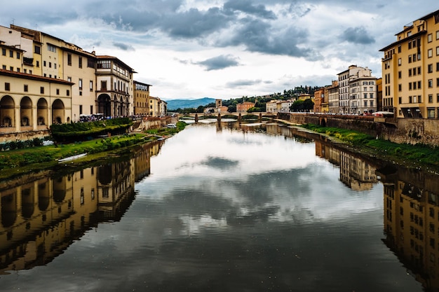 Foto riflesso degli edifici nell'acqua