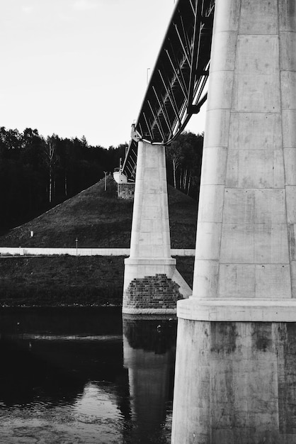 Photo reflection of built structure in water against sky