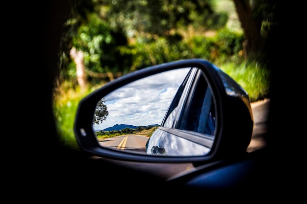 Foto riflessione della vettura sullo specchio laterale