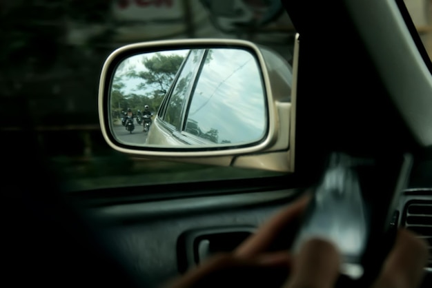 Foto riflessione della vettura sullo specchio laterale